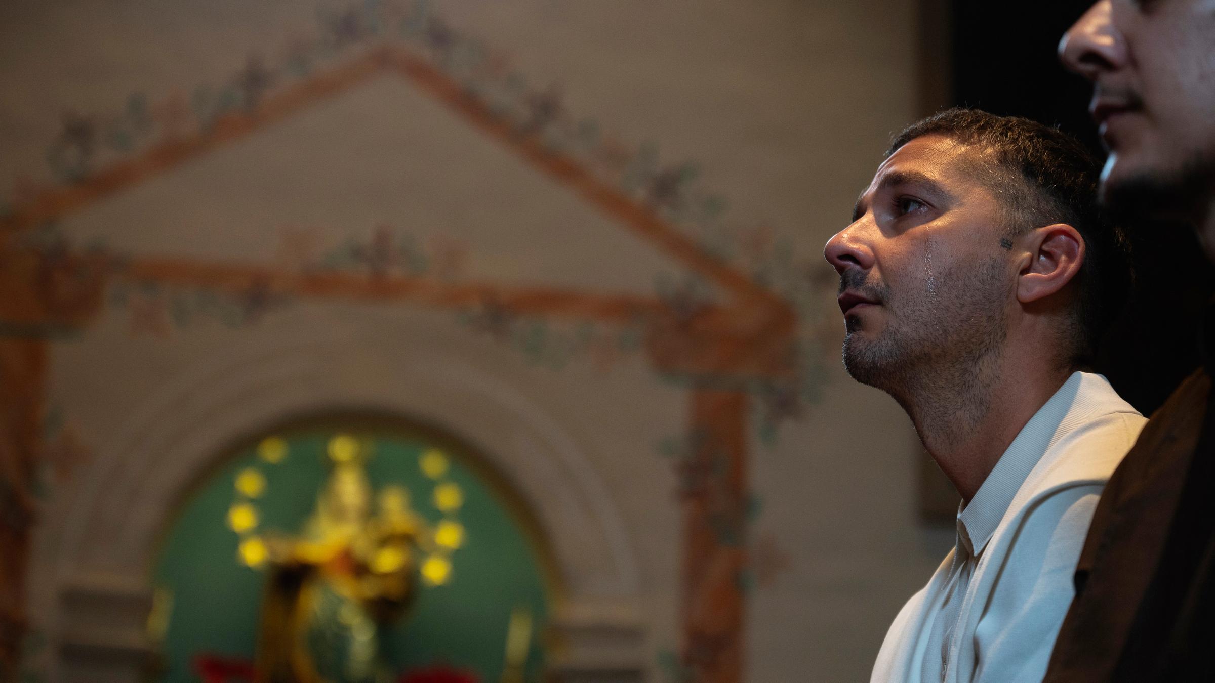 Schauspieler Shia LaBeouf bei seiner katholischen Konfirmationszeremonie
