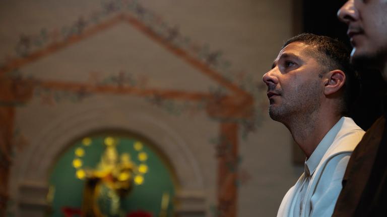 Schauspieler Shia LaBeouf bei seiner katholischen Konfirmationszeremonie