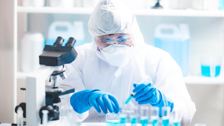 Forschung im Labor, Mikroskop, blaue Flüssigkeit