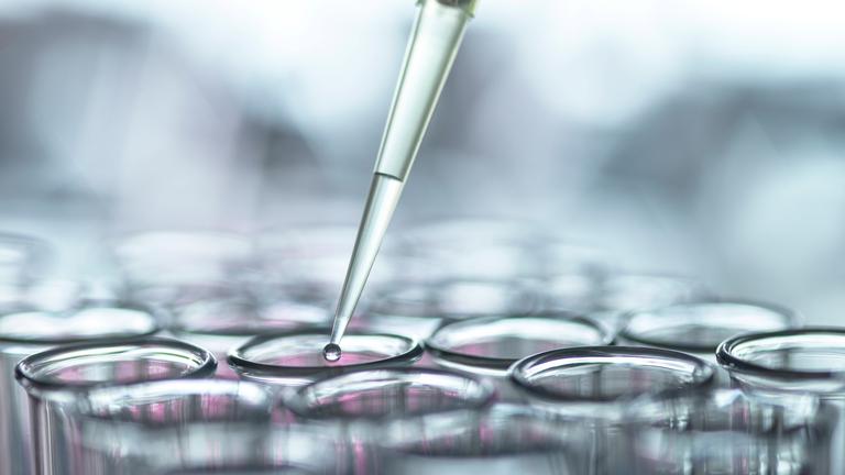 Eine Pipette über Reagenzgläsern