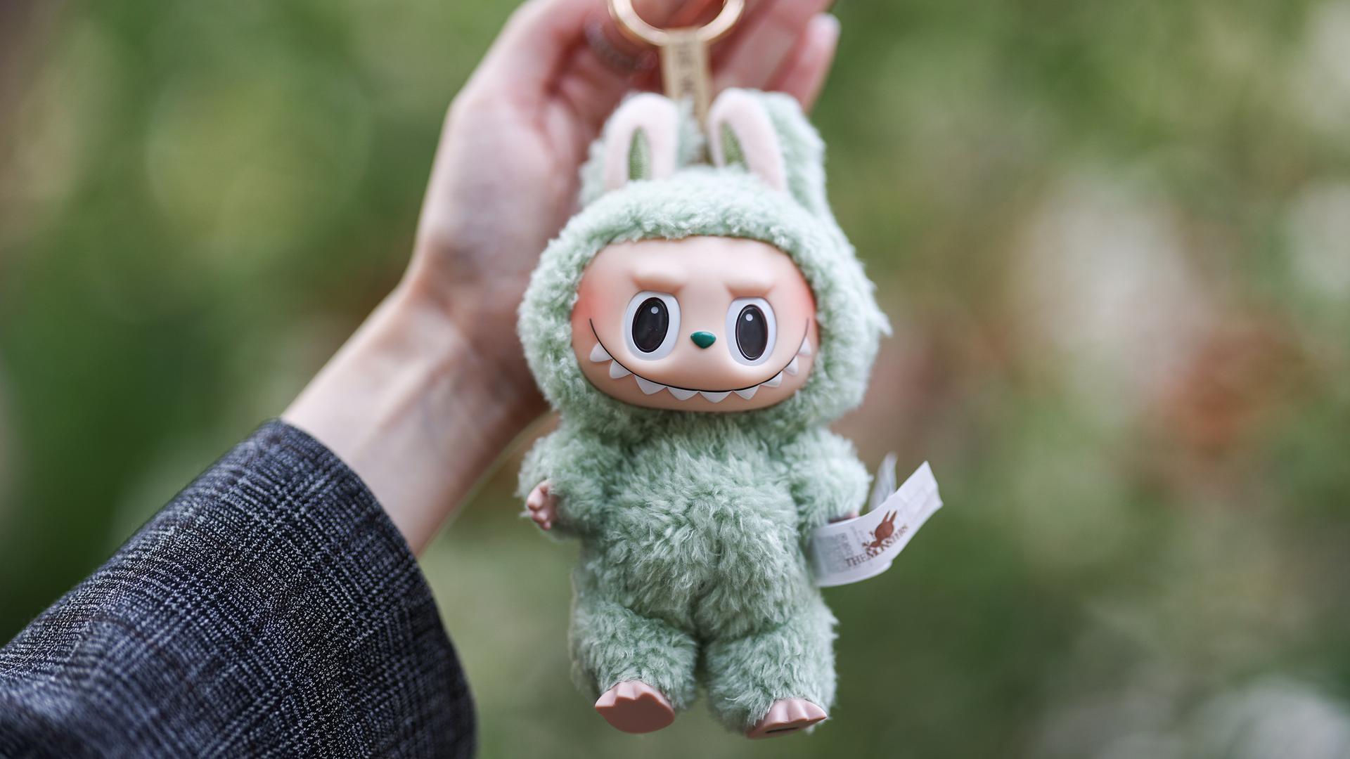 Ein Labubu-Stofftier als Schlüsselanhänger.