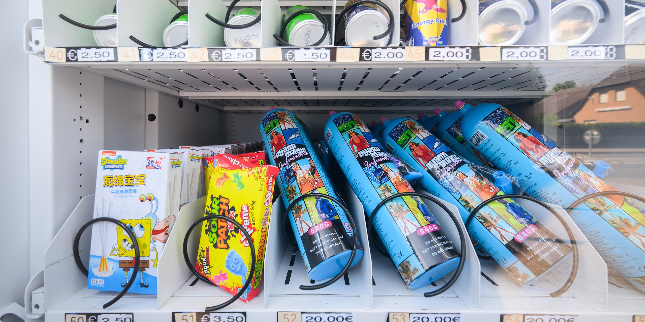Warenautomat mit Lachgasflaschen