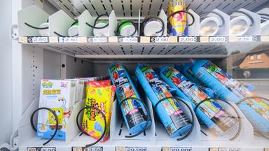 Warenautomat mit Lachgasflaschen