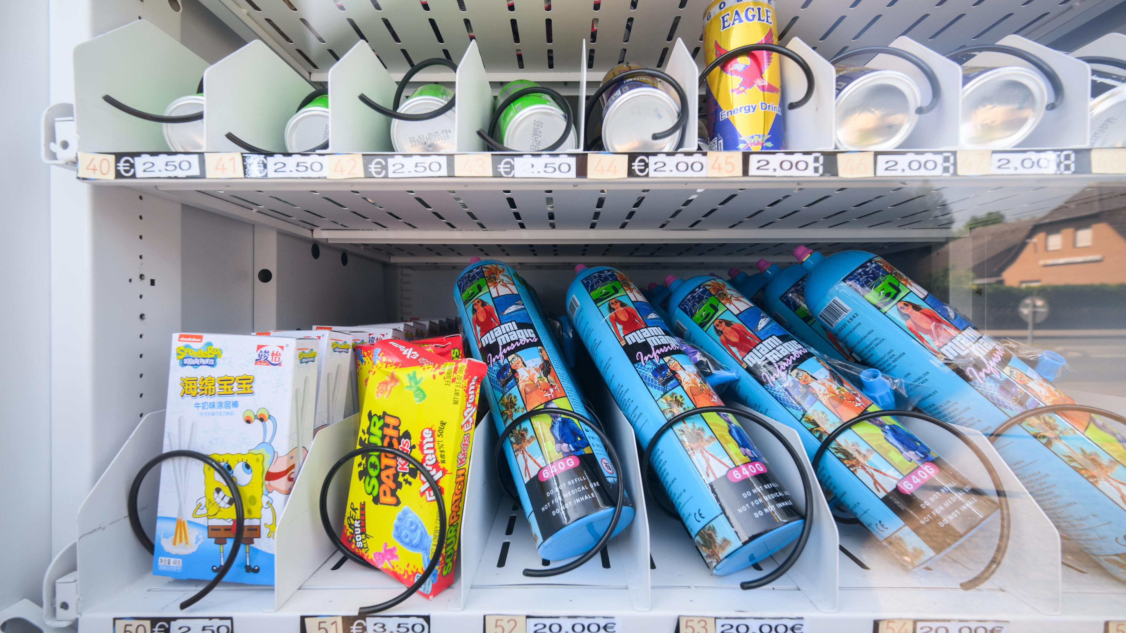 Niedersachsen, Gifhorn: Ein Warenautomat, unter anderem mit Lachgasflaschen bestückt, steht vor einem Ladengeschäft. Aus Luftballons eingeatmetes Lachgas hat sich zur Partydroge unter jungen Leuten entwickelt