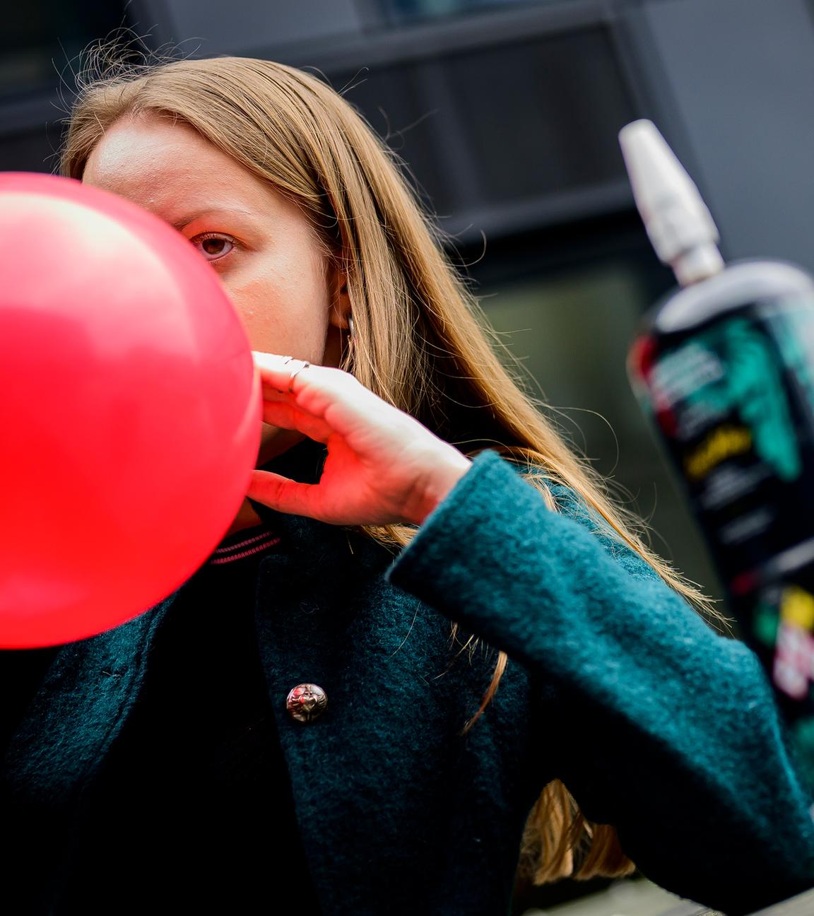 Jugendliche mit Luftballon und Lachgas
