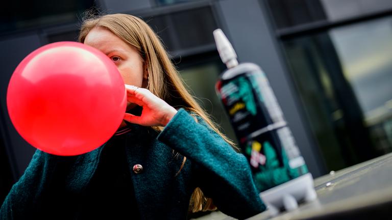Jugendliche mit Luftballon und Lachgas