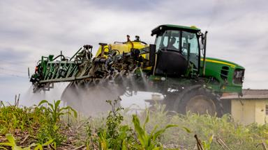 Brasilien, Balsa Nova: Jeolmir Kapp, ein 37-jähriger brasilianischer Landwirt, besprüht seinen Acker mit Düngemitteln. Kapp säht auf seinem Feld Sojabohnen, Mais und Weizen.