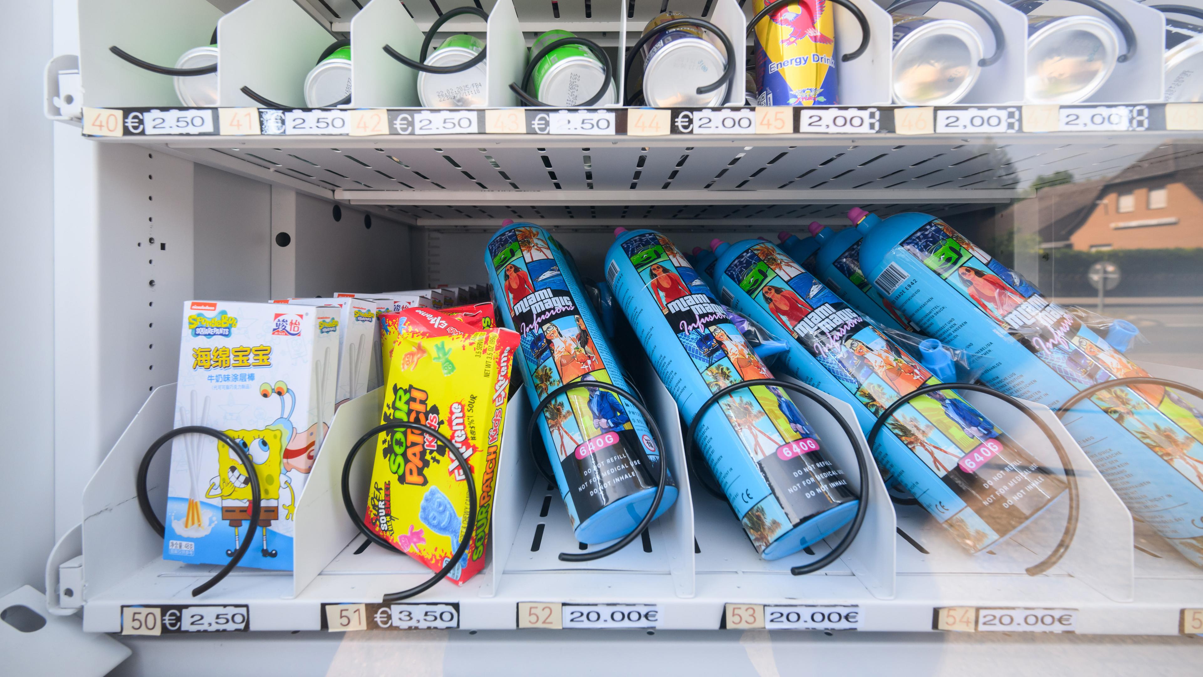 Niedersachsen, Gifhorn: Ein Warenautomat, unter anderem mit Lachgasflaschen bestückt, steht vor einem Ladengeschäft.