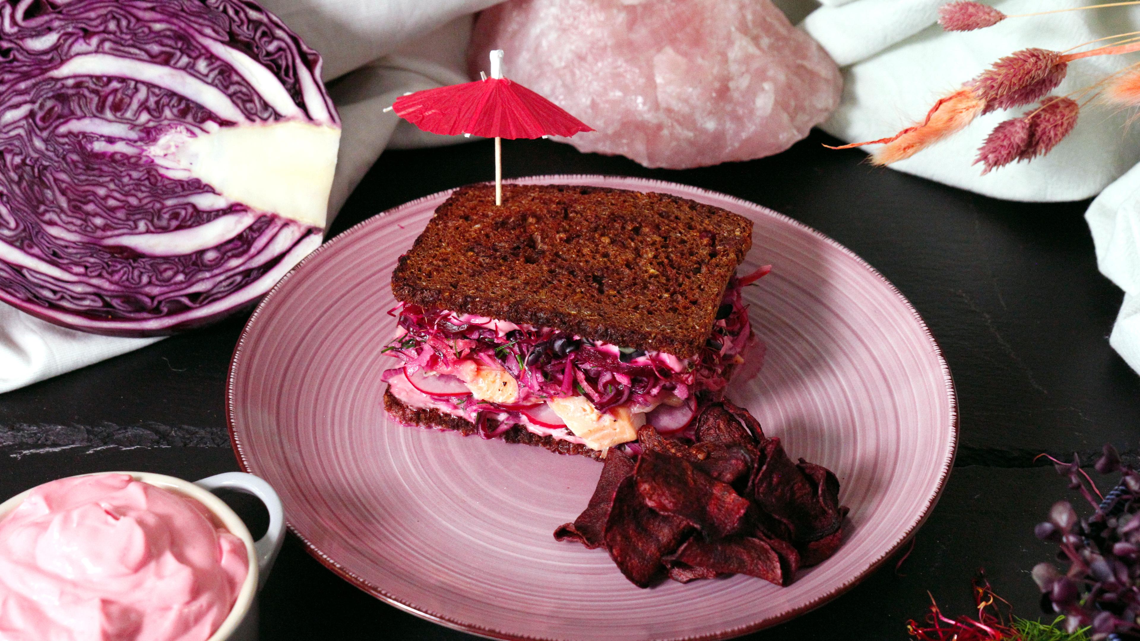 Pinkfarbenes Lachsforellensandwich