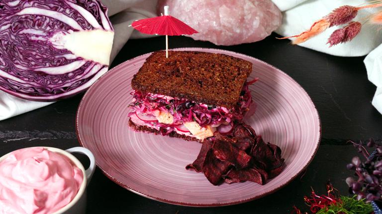 Pinkfarbenes Lachsforellensandwich