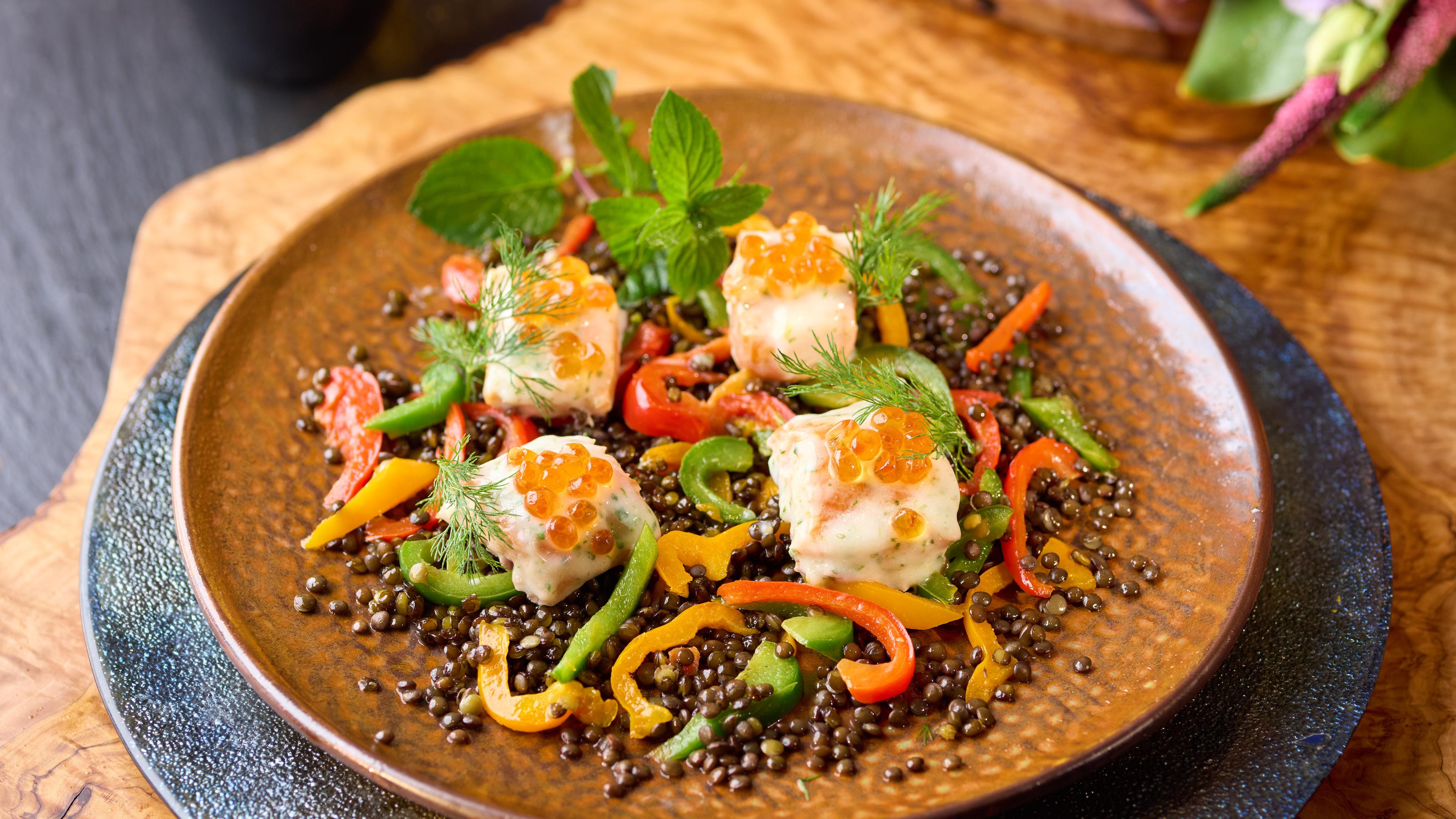 Lachspralinen mit Wasabi-Überzug auf Kaviarlinsen-Ragout 