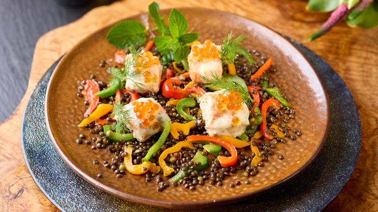 Lachspralinen mit Wasabi-Überzug auf Kaviarlinsen-Ragout 