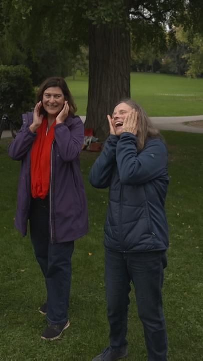 Zwei Frauen beim Lachyoga.