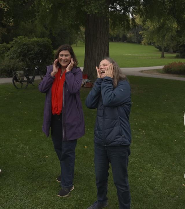 Zwei Frauen beim Lachyoga.