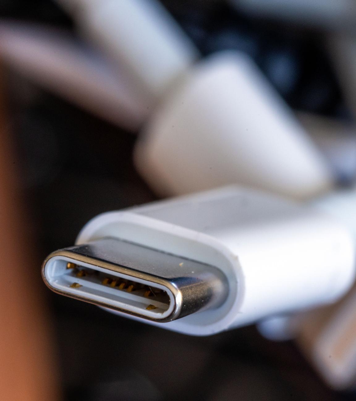 Ein Ladekabel mit USB-C-Stecker