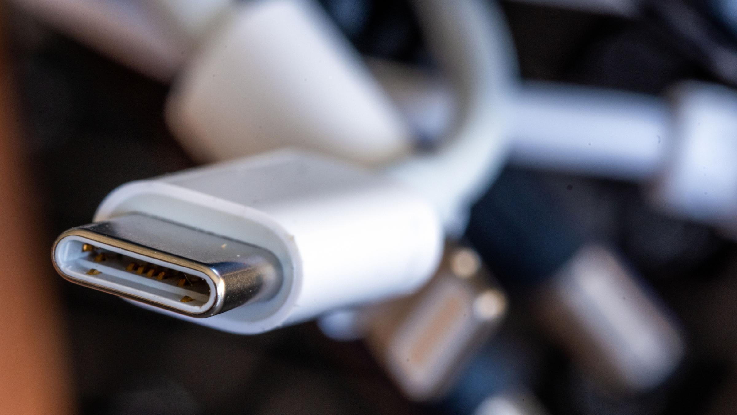 Ein Ladekabel mit USB-C-Stecker