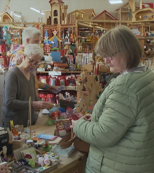 Oberhauser Ladenbesiterzin mit Kundschaft in ihrem Geschäft.