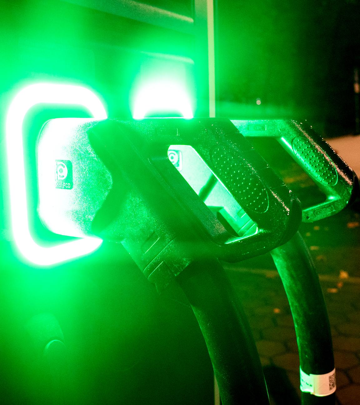 13.10.2025, Hamburg: Eine Ladesäule für E-Autos leuchtet grün.