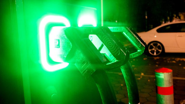 13.10.2025, Hamburg: Eine Ladesäule für E-Autos leuchtet grün.