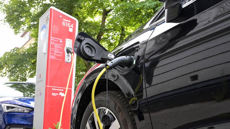 Elektroauto an einer öffentlichen Ladestation in Hamburg