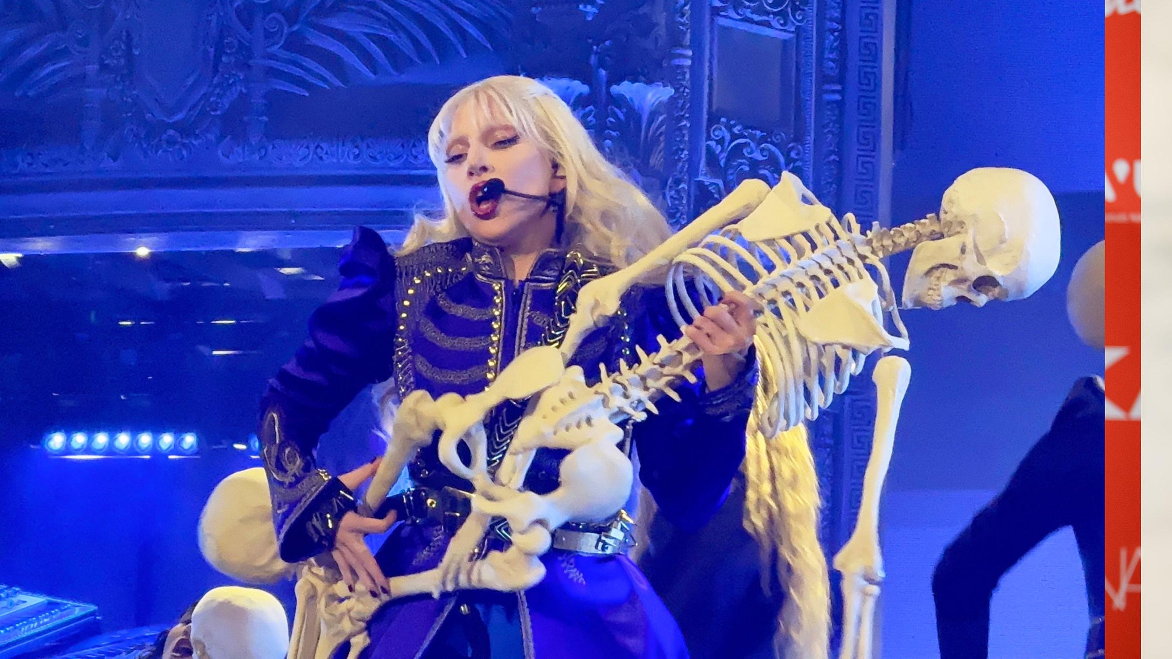 Coachella, USA: Lady Gaga bei ihrem Coachella Auftritt in einem schwaz-blauen Kostüm und einem Skelett auf ihren Armen.