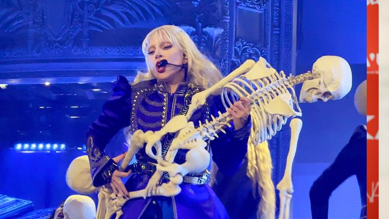 Coachella, USA: Lady Gaga bei ihrem Coachella Auftritt in einem schwaz-blauen Kostüm und einem Skelett auf ihren Armen.
