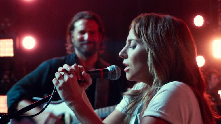 Szene aus dem Film "A Star is Born" mit Lady Gaga in der Rolle von Ally.