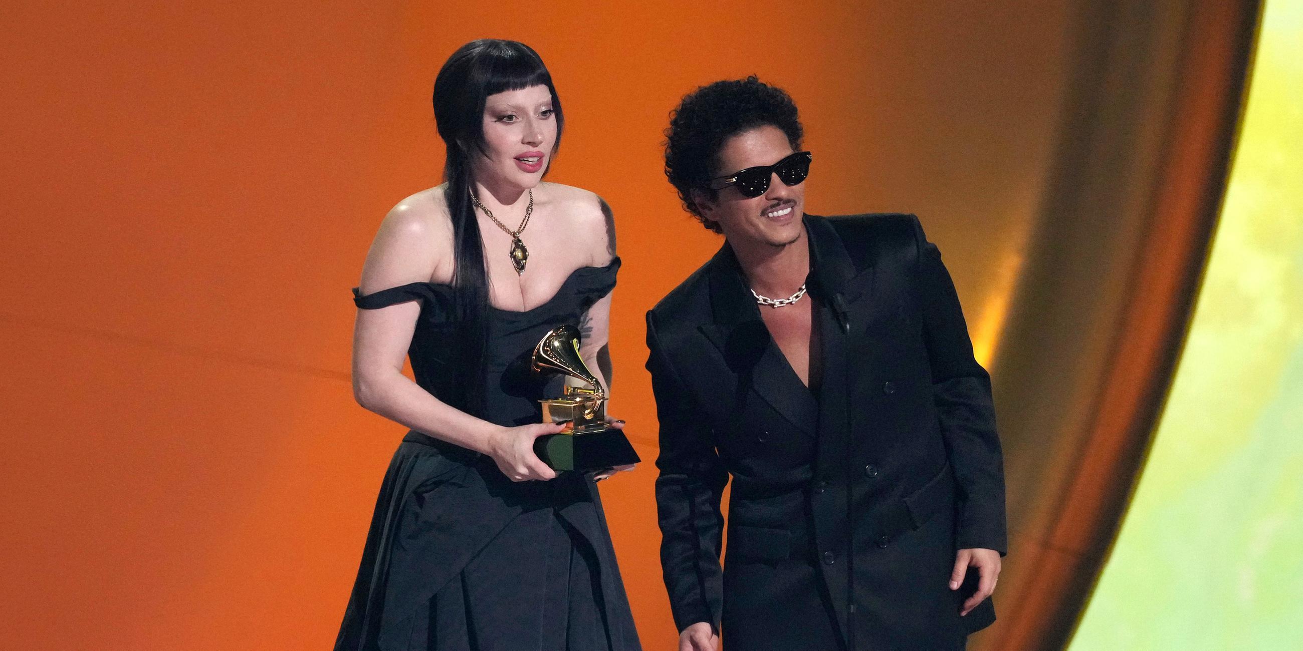 Lady Gaga und Bruno Mars nehmen den Preis für die beste Pop-Duo/Gruppen-Performance für "Die With A Smile" während der 67. Grammy Awards entgegen