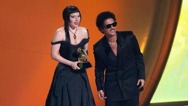 Lady Gaga und Bruno Mars nehmen den Preis für die beste Pop-Duo/Gruppen-Performance für "Die With A Smile" während der 67. Grammy Awards entgegen