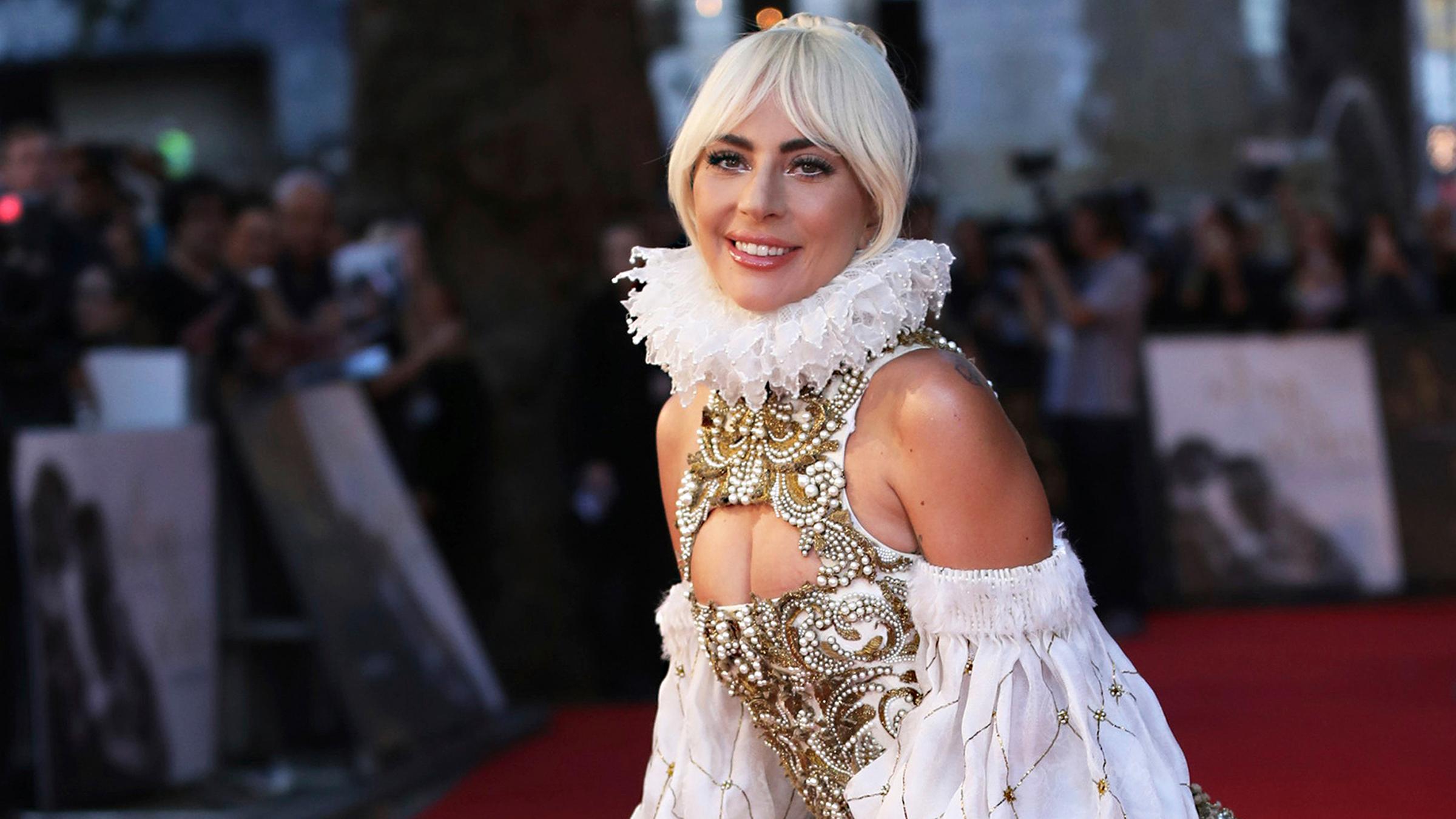 Lady Gaga in einem auffälligen Korsett-Kleid bei der Premiere in London
