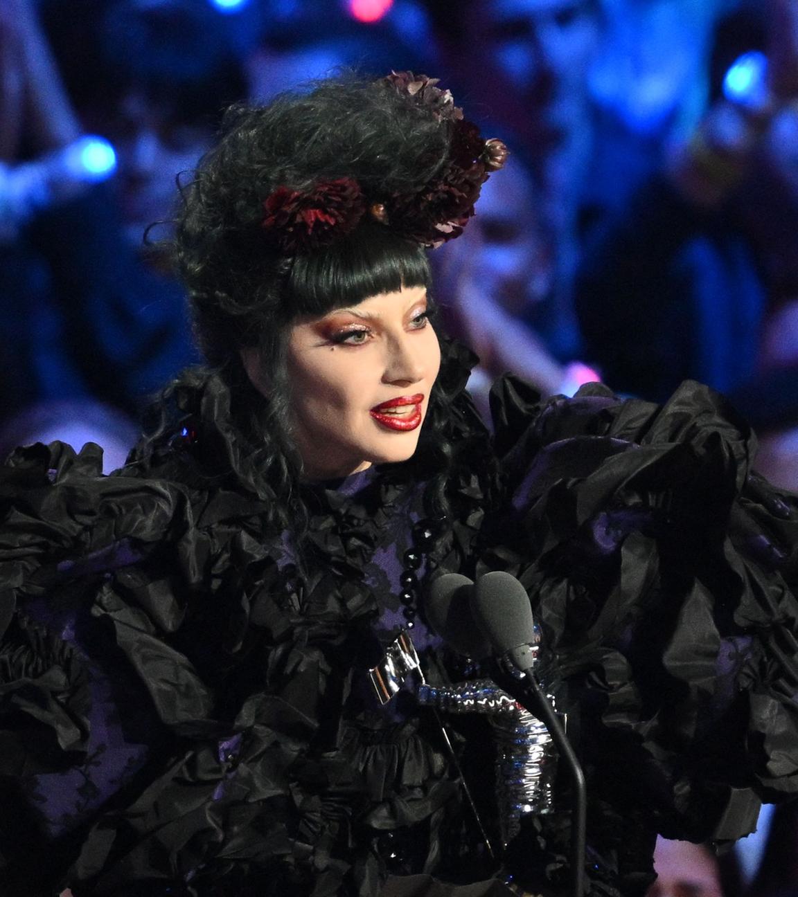 Lady Gaga wird auf der Bühne der MTV Video Music Awards in New York mit dem Preis "Beste Künsterlin" ausgezeichnet.