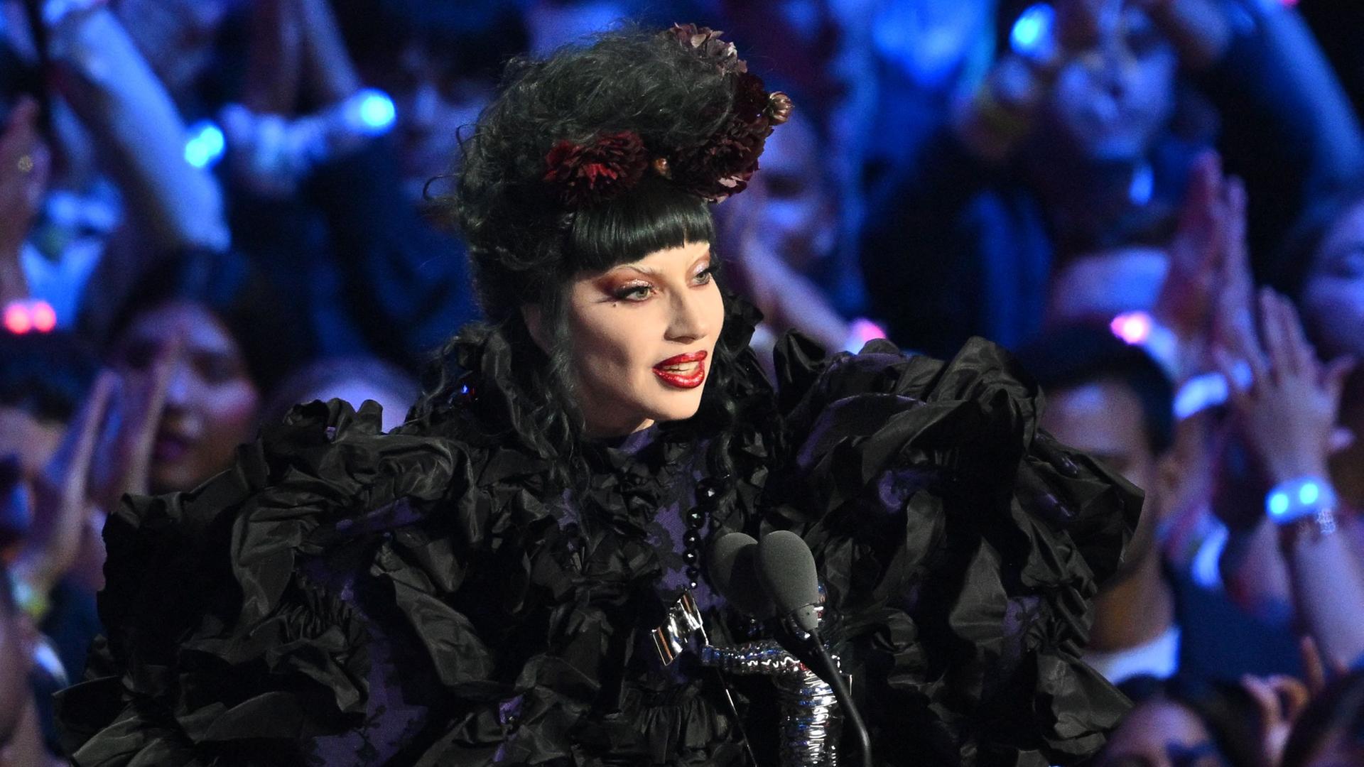 Lady Gaga wird auf der Bühne der MTV Video Music Awards in New York mit dem Preis "Beste Künsterlin" ausgezeichnet.