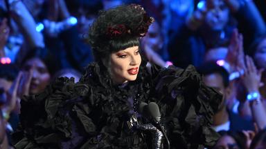 Lady Gaga wird auf der Bühne der MTV Video Music Awards in New York mit dem Preis "Beste Künsterlin" ausgezeichnet.