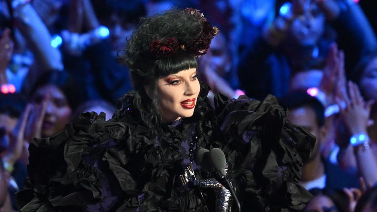 Lady Gaga wird auf der Bühne der MTV Video Music Awards in New York mit dem Preis "Beste Künsterlin" ausgezeichnet.