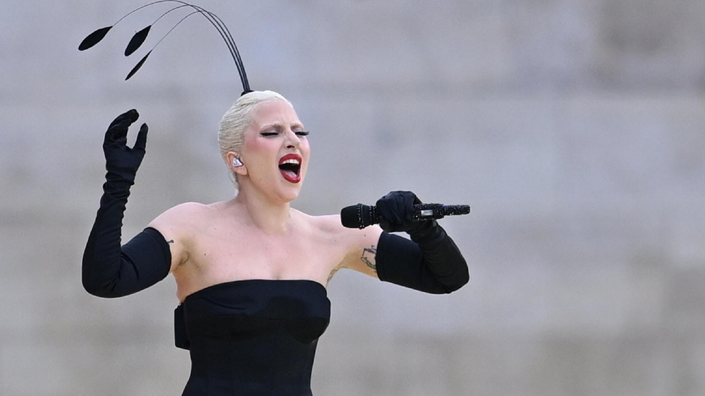 Die Sängerin Lady Gaga singend im scharzen Kleid