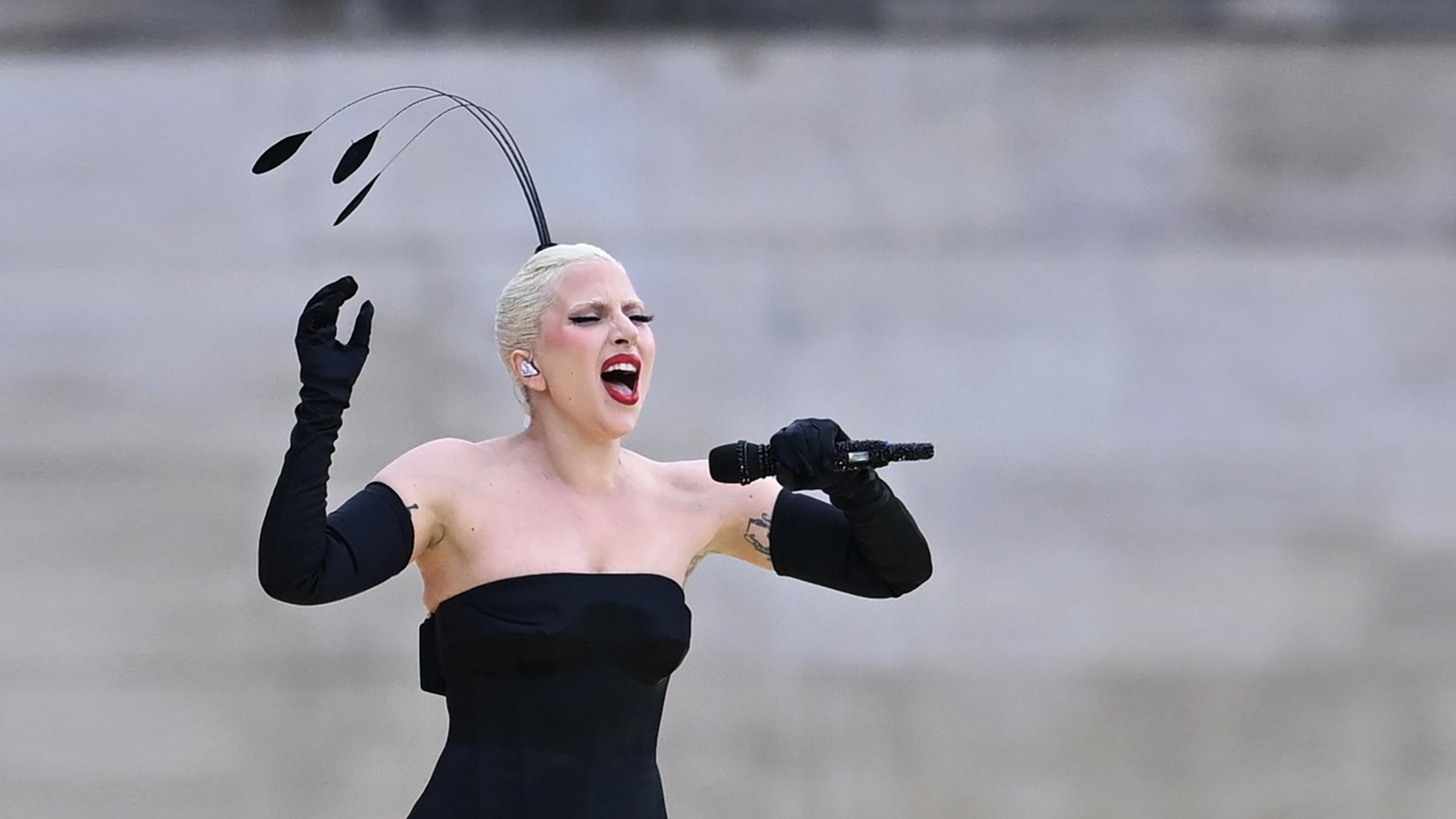Lady Gaga tritt elegant in schwarz bei den Olympischen Spielen in Paris auf.