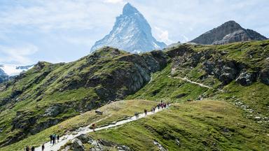 Bergsteiger vor dem Berg Matterhorn in der Schweiz. 