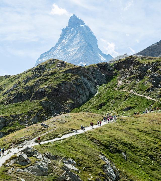 Bergsteiger vor dem Berg Matterhorn in der Schweiz. 