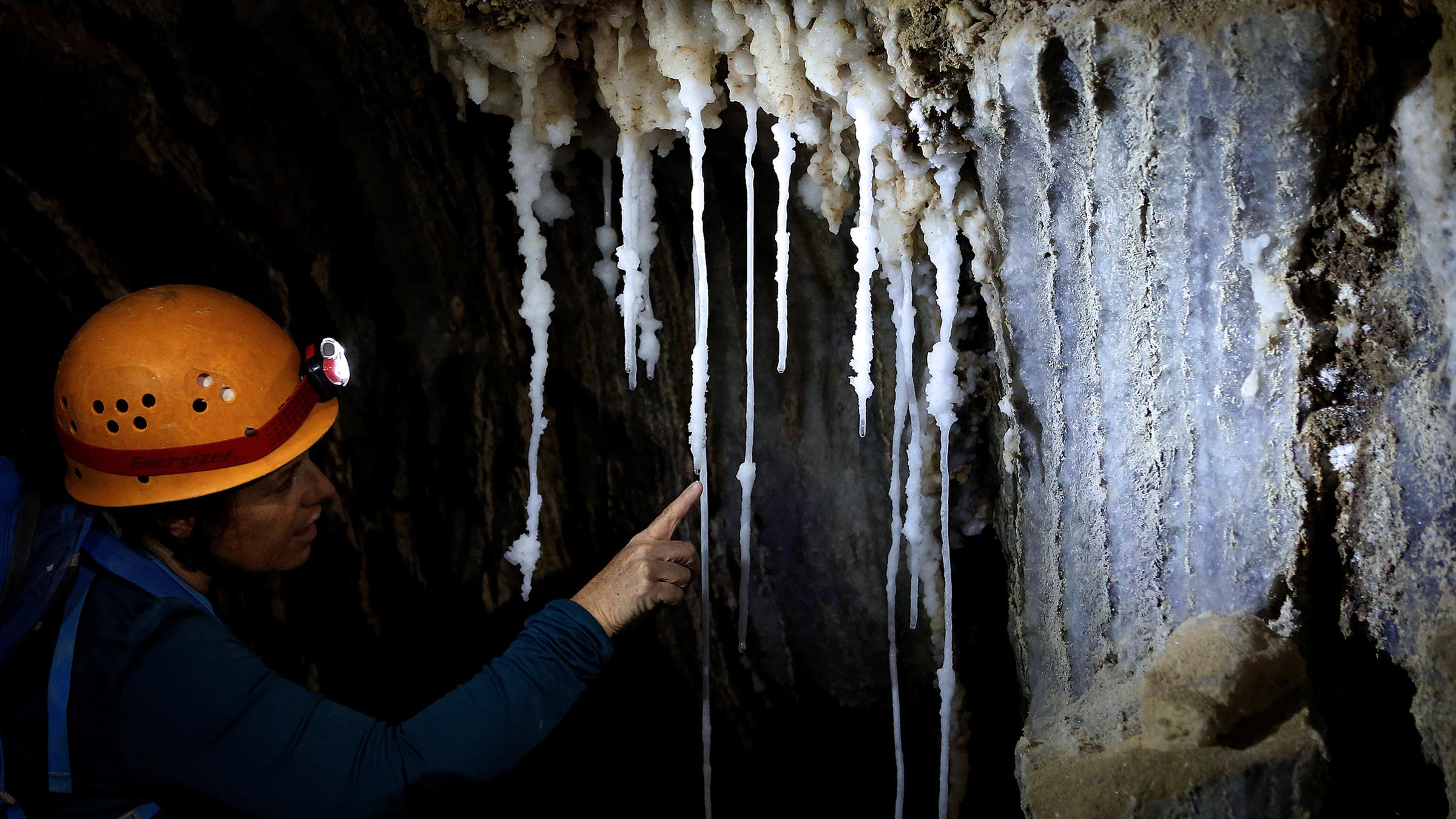 Eine Frau betrachetet Stalaktiten in der Malcham-Höhle, Israel, aufgenommen am 27.03.2019