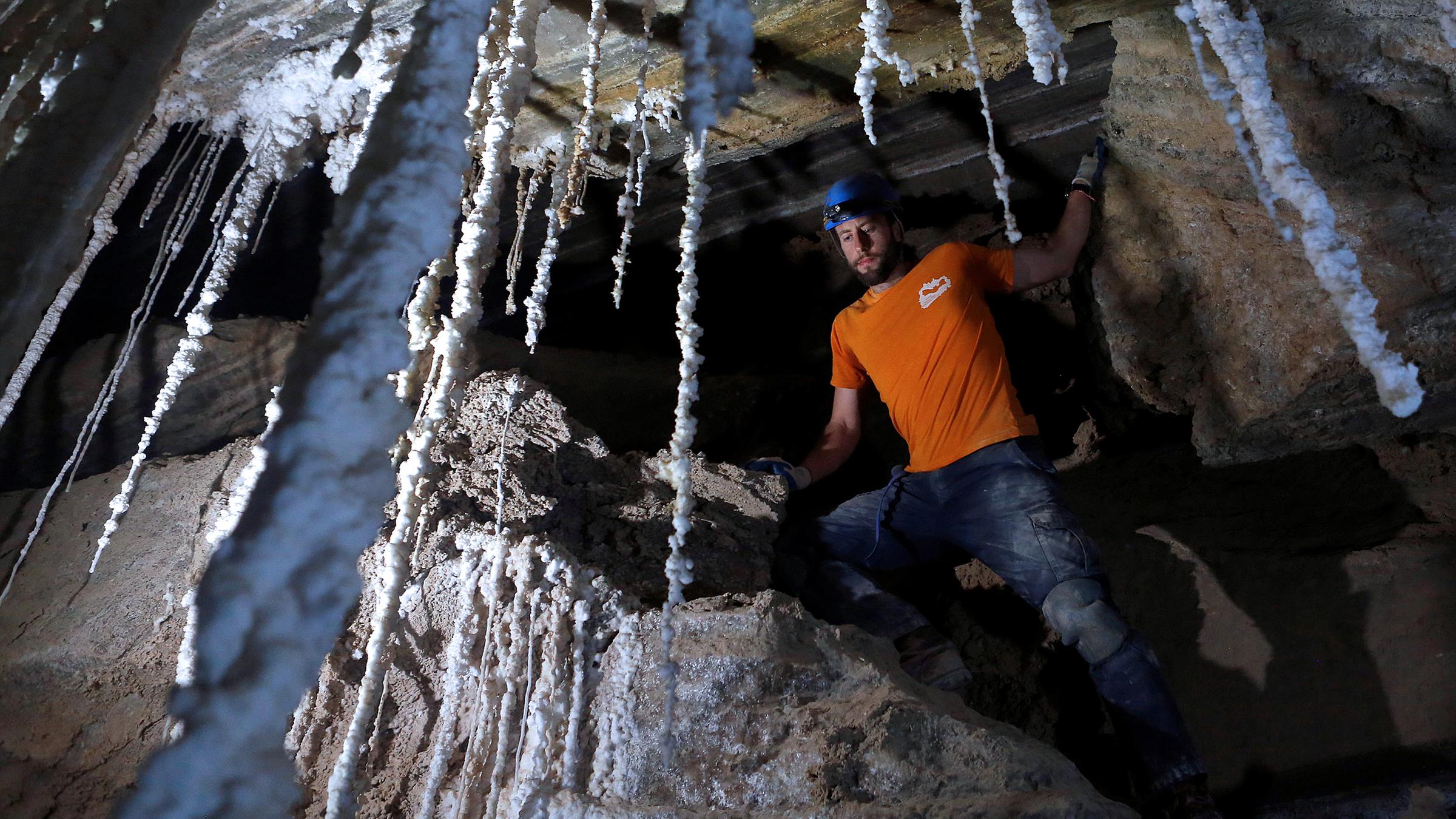 Ein Mitarbeiter der hebräischen Universität in der Malcham-Höhle, Israel, aufgenommen am 27.03.2019