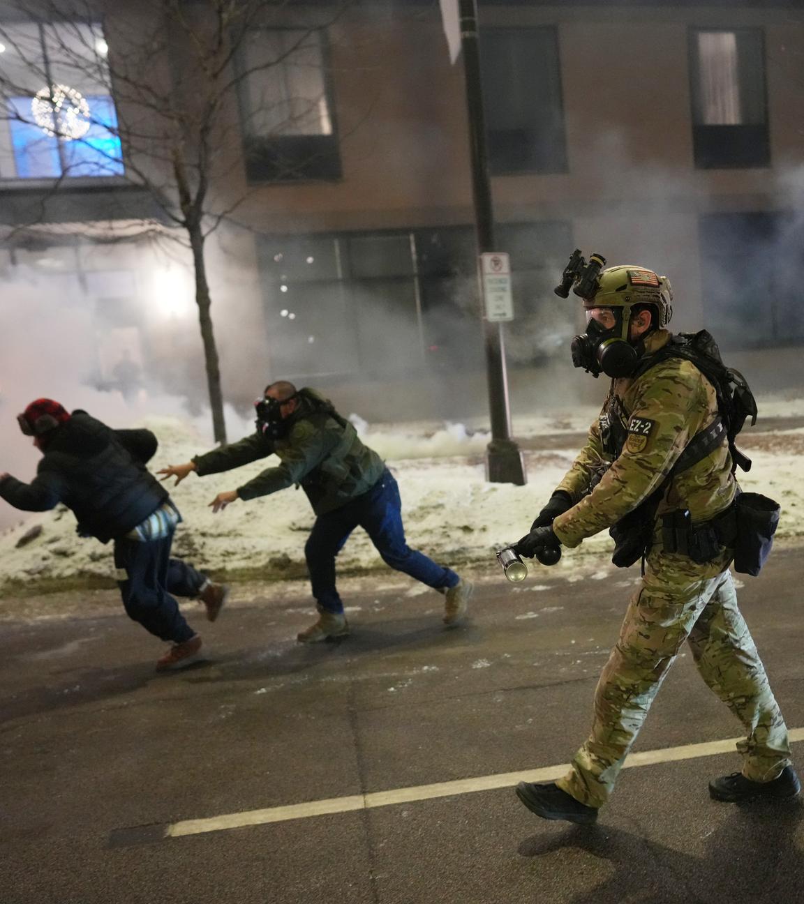 Bundesagenten versuchen, Demonstranten in der Nähe eines Hotels zu vertreiben, indem sie Tränengas während einer Demonstration einsetzen.