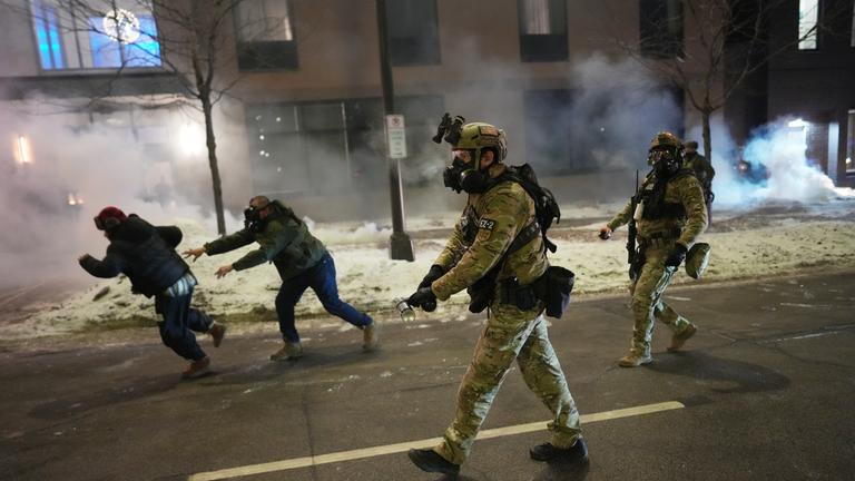 Bundesagenten versuchen, Demonstranten in der Nähe eines Hotels zu vertreiben, indem sie Tränengas während einer Demonstration einsetzen.