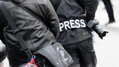 ARCHIV - 01.05.2017, Hamburg: Ein Fotoreporter trägt auf einer Demonstration einen Aufnäher mit dem Text «PRESS» auf seiner Jacke, um sich gegenüber Polizei und Demonstranten als Journalist zu kennzeichnen.