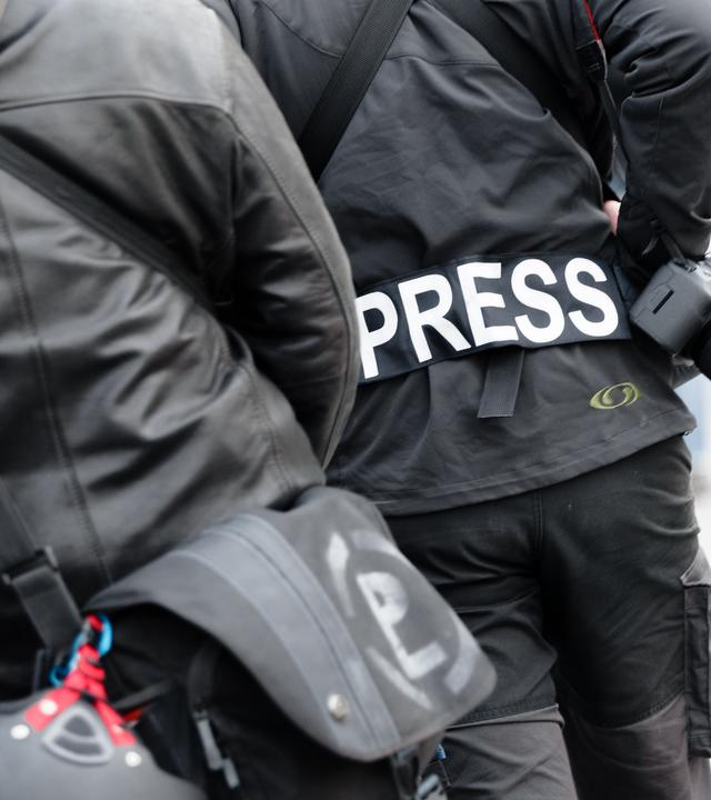 ARCHIV - 01.05.2017, Hamburg: Ein Fotoreporter trägt auf einer Demonstration einen Aufnäher mit dem Text «PRESS» auf seiner Jacke, um sich gegenüber Polizei und Demonstranten als Journalist zu kennzeichnen.