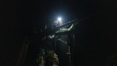 Ein ukrainischer Soldat des Bataillons Da Vinci Wolves montiert in der Ostukraine ein Maschinengewehr an einem Lastwagen. 
