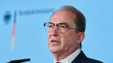 Bundesinnenminister Dobrindt stellt das Lagebild zur organisierten Kriminalität in einer Pressekonferenz vor.