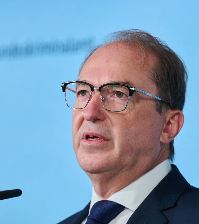Bundesinnenminister Dobrindt stellt das Lagebild zur organisierten Kriminalität in einer Pressekonferenz vor.