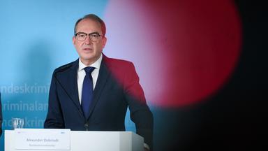 Bundesinnenminister Dobrindt stellt das Lagebild zur organisierten Kriminalität in einer Pressekonferenz vor.