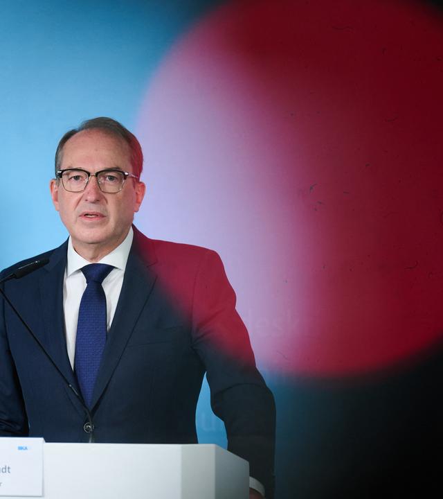 Bundesinnenminister Dobrindt stellt das Lagebild zur organisierten Kriminalität in einer Pressekonferenz vor.