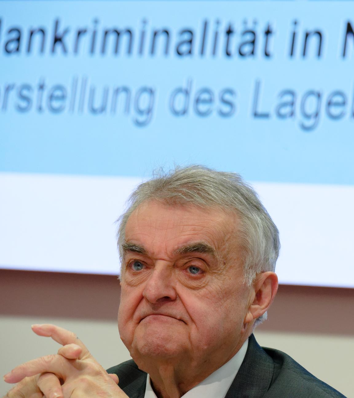 Herber Reul, Innenminister des Landes Nordrhein-Westfalen, spricht bei einer Pressekonferenz zur Vorstellung des Lagebilds Clan-Kriminalität 2024.